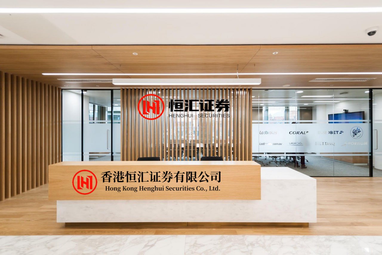 万利配资 五一宅家刷手机？小心“手机脖”！正确姿势速收藏～ | “五一”健康攻略